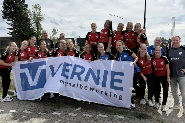 Vernie trotse kledingsponsor van HV Tornado A1 & A2 (5)